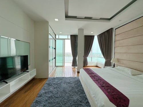 4 bed + 4 bath Condo for Rent in Chroy Changvar