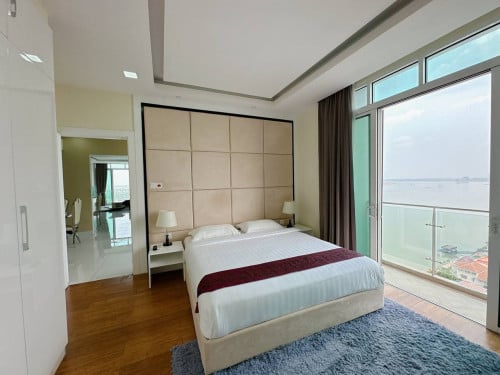 4 bed + 4 bath Condo for Rent in Chroy Changvar