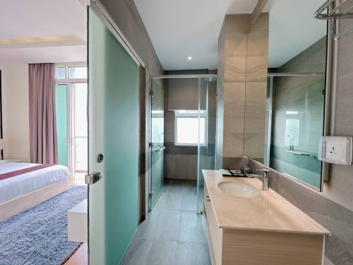 4 bed + 4 bath Condo for Rent in Chroy Changvar