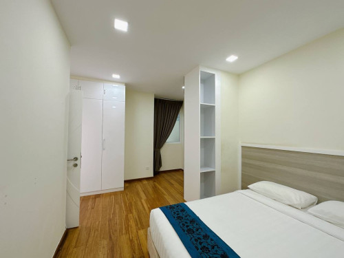 4 bed + 4 bath Condo for Rent in Chroy Changvar