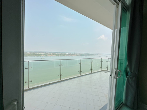 4 bed + 4 bath Condo for Rent in Chroy Changvar