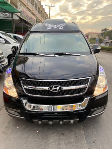 Grand Starex limousine