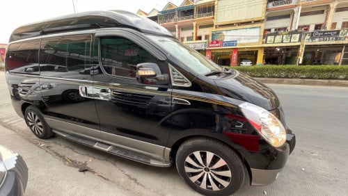 Grand Starex limousine