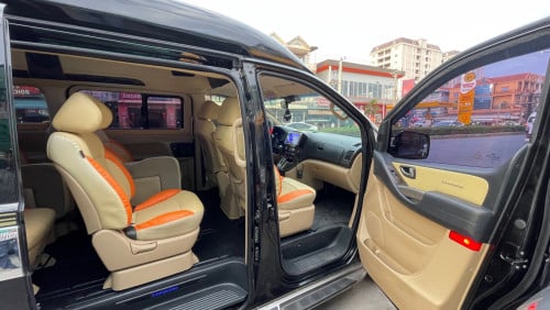Grand Starex limousine