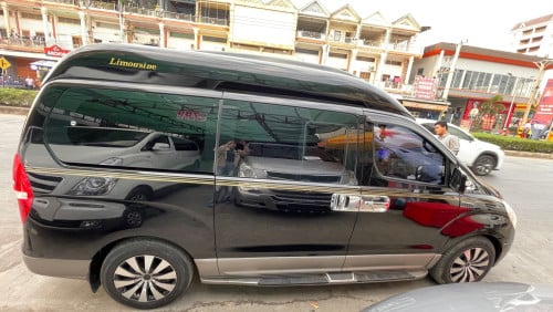 Grand Starex limousine