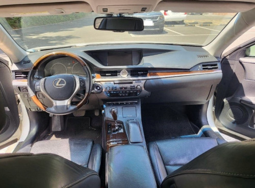 Lexus ES300h Hybrid Full Premium Option• Year : 2013 ( ក្រដាសពន្ធ )