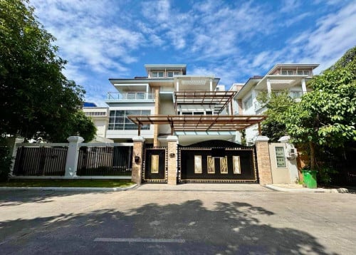 Queen Villa Selling