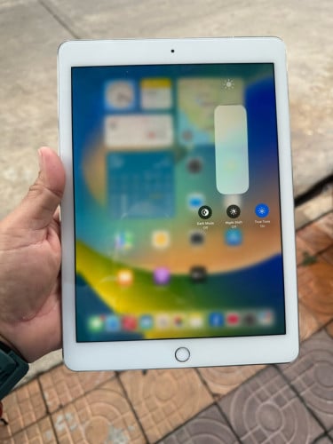 Sell iPad Pro 9.7inch 32G sim&wifi ស្ព័អេក្ថង់98%