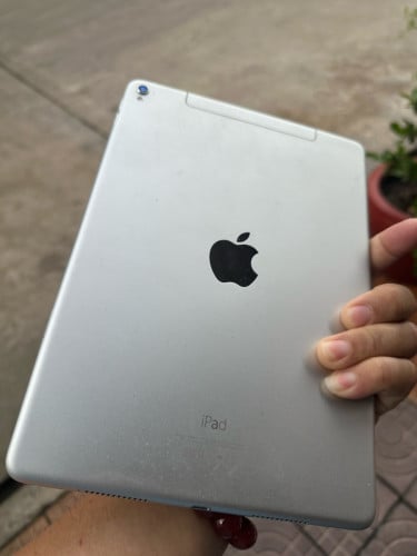Sell iPad Pro 9.7inch 32G sim&wifi ស្ព័អេក្ថង់98%