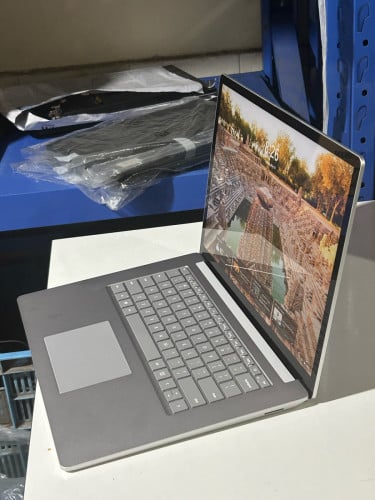 Surface laptop 4 amd Ryzen 7 ram 8GB ssd 512gb screen size 15” 2k 99%