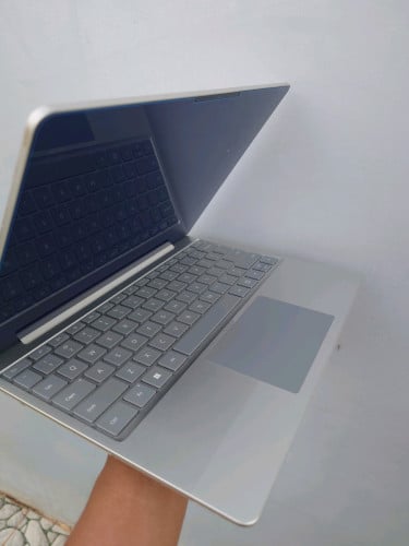 Surface laptop GO 2