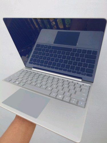 Surface laptop GO 2