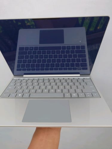 Surface laptop GO 2