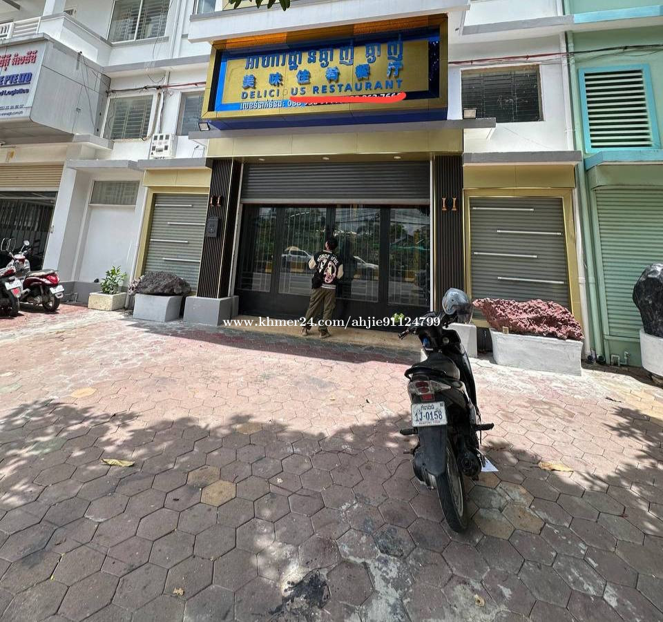 店铺出租,桌椅高档餐厅设备齐全。该建筑面积共有三层半