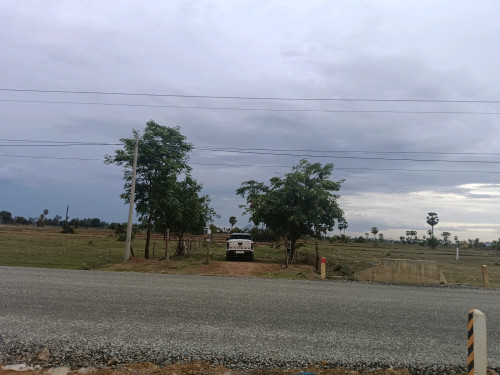 ដីសម្រាប់ជាងឡានម៉ូតូ និងហាង កន្លែងស៊ីផឹក