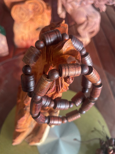 ខ្សែ​អង្កាំឈេីក្រញូងនិងខ្លឹមឈេីខ្មៅ