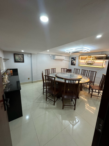 ហាងសម្រាប់ជួល មានតុ និងសម្ភារៈផ្សេងៗរួចជាស្រេច។