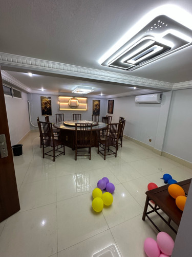 ហាងសម្រាប់ជួល មានតុ និងសម្ភារៈផ្សេងៗរួចជាស្រេច។