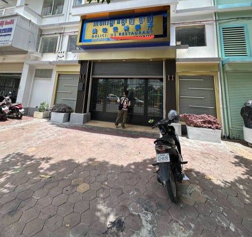 店铺出租,桌椅高档餐厅设备齐全。该建筑面积共有三层半