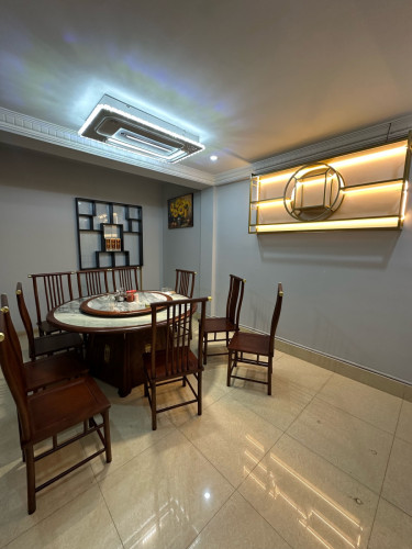 店铺出租,桌椅高档餐厅设备齐全。该建筑面积共有三层半