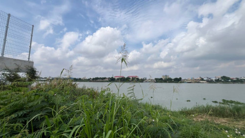 ដីលក់បន្ទាន់ សង់ផ្ទះលំហែរ នៅជាប់មាត់ទន្លេ