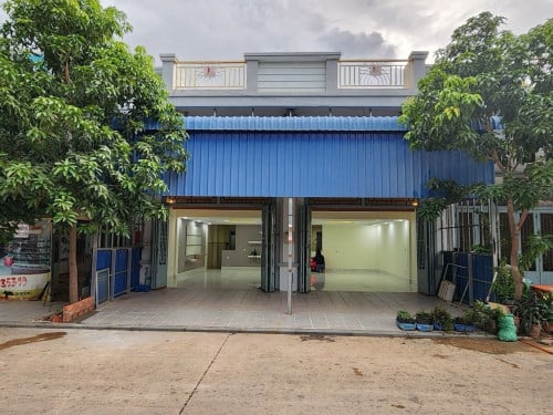 ផ្ទះលក់ពីរល្វែងក្រោមតម្លៃទីផ្សារក្នុងបុរី លីមឈាងហាក់ កំបូល