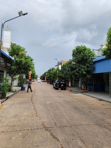 ផ្ទះលក់ពីរល្វែងក្រោមតម្លៃទីផ្សារក្នុងបុរី លីមឈាងហាក់ កំបូល