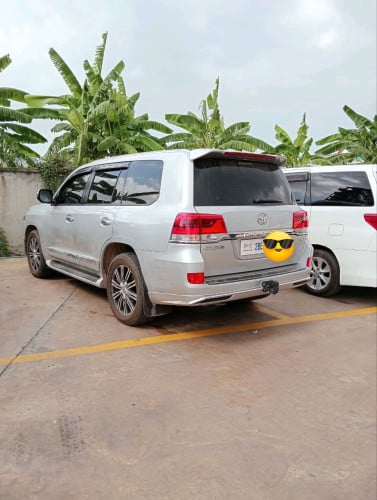 TOYOTA LANDCRIUSER ឆ្នាំ 2012 ឡានស្អាត ទឹកថ្នាំហ្សុីន គ្រឿងក្នងថ្មី លក់ប្រញ៉ាប់