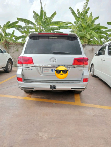 TOYOTA LANDCRIUSER ឆ្នាំ 2012 ឡានស្អាត ទឹកថ្នាំហ្សុីន គ្រឿងក្នងថ្មី លក់ប្រញ៉ាប់