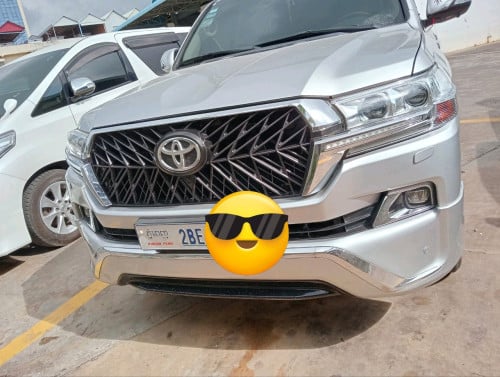 TOYOTA LANDCRIUSER ឆ្នាំ 2012 ឡានស្អាត ទឹកថ្នាំហ្សុីន គ្រឿងក្នងថ្មី លក់ប្រញ៉ាប់