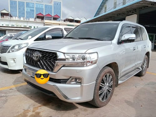 TOYOTA LANDCRIUSER ឆ្នាំ 2012 ឡានស្អាត ទឹកថ្នាំហ្សុីន គ្រឿងក្នងថ្មី លក់ប្រញ៉ាប់