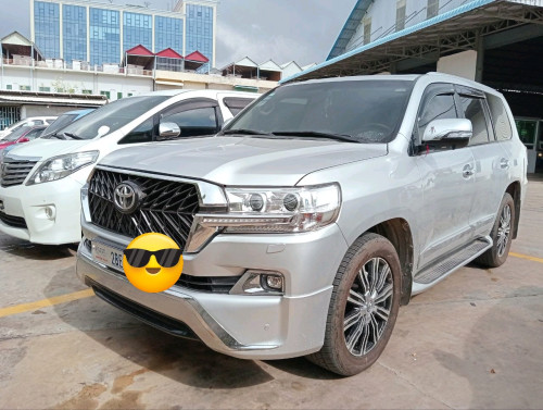 TOYOTA LANDCRIUSER ឆ្នាំ 2012 ឡានស្អាត ទឹកថ្នាំហ្សុីន គ្រឿងក្នងថ្មី លក់ប្រញ៉ាប់