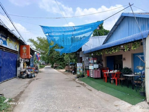 ផ្ទះអាជីវកម្មលក់បន្ទាន់ទីតាំងកៀនស្វាយតម្លៃ29500$ចរចារប្លង់រឹងទំហំផ្ទះ8x12សល់ខាងមុខ2ម៉ែត