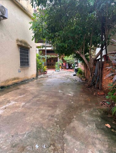 ផ្ទះល្វែងលក់បន្ទាន់តម្លៃក្រោមទីផ្សារ(តម្លៃ៦០០០០$) មានទីតាំងចម្ងាយ 500ម៉ែត្រពីផ្សារទំនើបជីបម៉ុង២៧១។