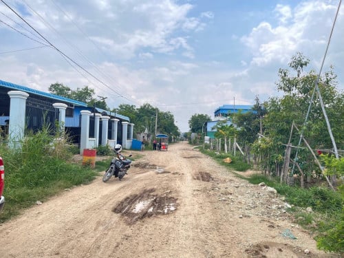 ដីដាក់លក់ផ្លូវ(8m) ក្រុងអរិយក្សត្រ