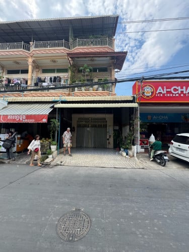ផ្ទះកែងផ្លូវលក់អាចបើករកសុីបាន នៅក្រោយវត្តតំបូកខ្ពស់ លើផ្លូវបេតុង នៅជិតនឹងការ៉ាស់សាំង ជាប់នឹង Mart