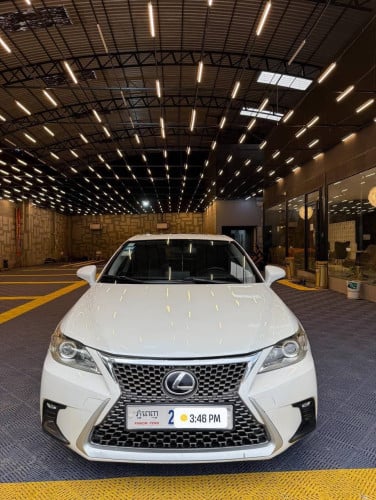 Car CT200h for rent