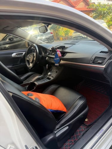 Car CT200h for rent