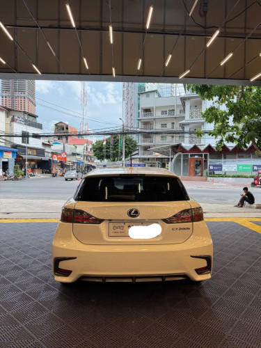 Car CT200h for rent