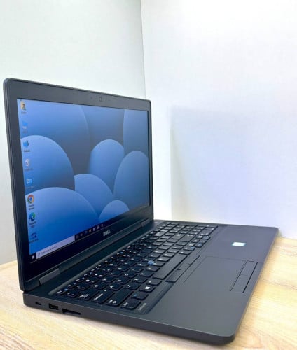 Dell Latitude 5580Core : i5-7300U / Ram : 8GB DDR4HDD : SSD 256GB / VGA : intel graphics