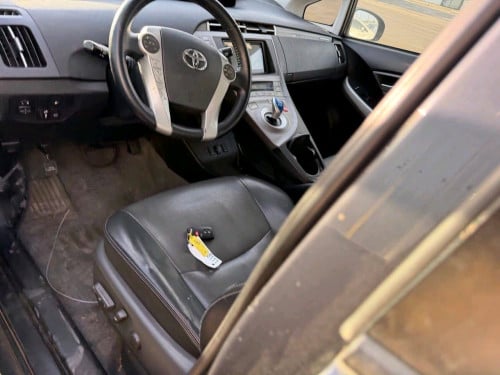 ETA ថ្ងៃ19 ខែ06 2026 Prius2014 Plug In opt4 ពណ័ប្រផេះ កៅអីចុច ពូកស្បែក ចង្កូតស្បែក មានស្លាយកុងទ័រ