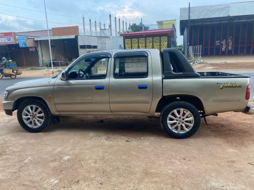 Hilux 2004 ម៉ាស៊ូតលេខដៃប៉ុង១