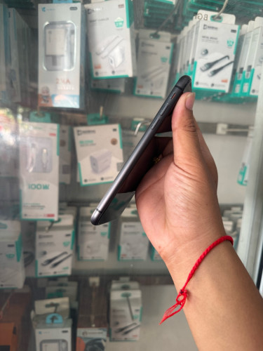 iPhone 11 CH 128G អេក្រង់សុីន អត់ស្គេន សំបកស្អាតល្មមប្រេី បងបងត្រូវការ អាចសាកសួរបានណា តម្លៃតែ 88$ទេ