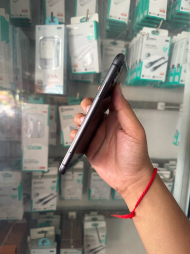 iPhone 11 CH 128G អេក្រង់សុីន អត់ស្គេន សំបកស្អាតល្មមប្រេី បងបងត្រូវការ អាចសាកសួរបានណា តម្លៃតែ 88$ទេ
