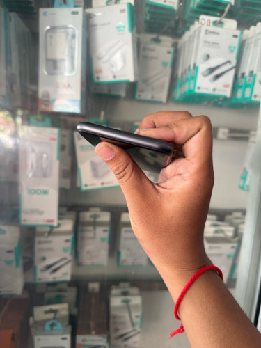 iPhone 11 CH 128G អេក្រង់សុីន អត់ស្គេន សំបកស្អាតល្មមប្រេី បងបងត្រូវការ អាចសាកសួរបានណា តម្លៃតែ 88$ទេ