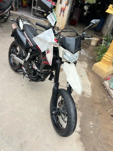 Kawasaki D.TRACK250x ក្រដាស់ពន្ទ ម៉ូតូឃ្លាំងជប៉ុន ប្រើប៊ីក