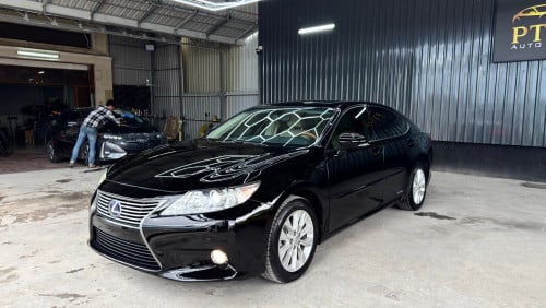 LEXUS ES300H Full Premium ឆ្នាំ 2013 ពណ៍ខ្មៅ ក្នុងលឿង