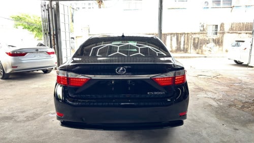 LEXUS ES300H Full Premium ឆ្នាំ 2013 ពណ៍ខ្មៅ ក្នុងលឿង