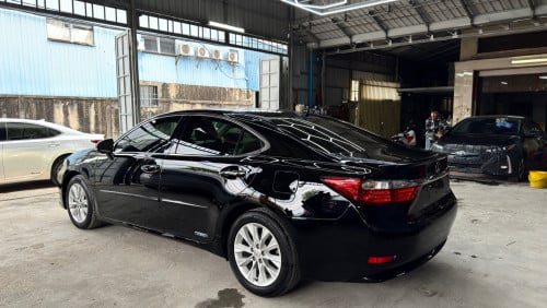 LEXUS ES300H Full Premium ឆ្នាំ 2013 ពណ៍ខ្មៅ ក្នុងលឿង
