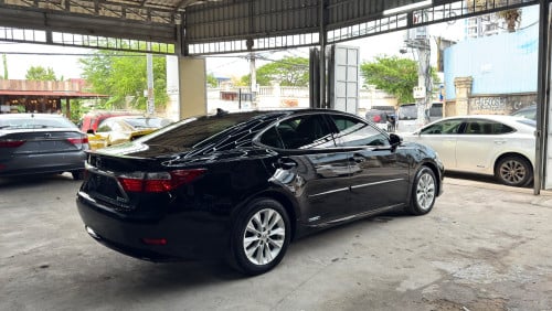 LEXUS ES300H Full Premium ឆ្នាំ 2013 ពណ៍ខ្មៅ ក្នុងលឿង